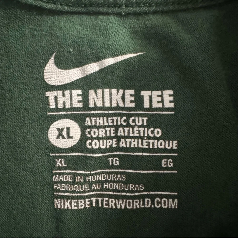 The Nike Tee Athletic Cut Men’s T-Shirt Short Sleeve Size XL Green Cotton